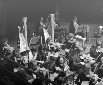 881900 Afbeelding van het U.S.O. (Utrechts Stedelijk Orkest) tijdens een concert in het Muziekcentrum Vredenburg te Utrecht.